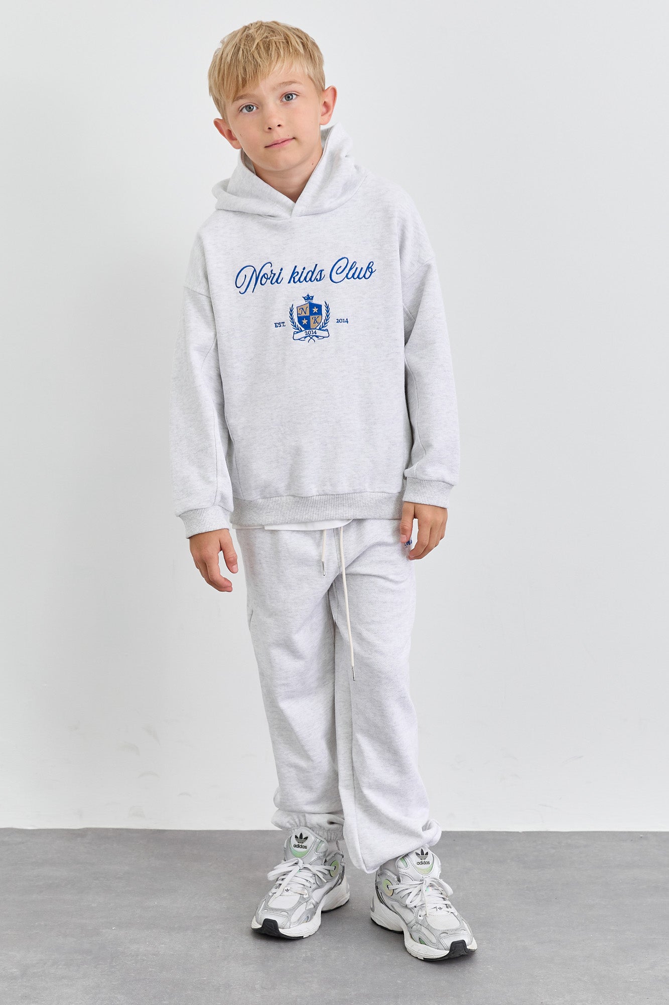 חליפת KIDS CLUB גזרת אוברסייז בשילוב רקמה | אפור