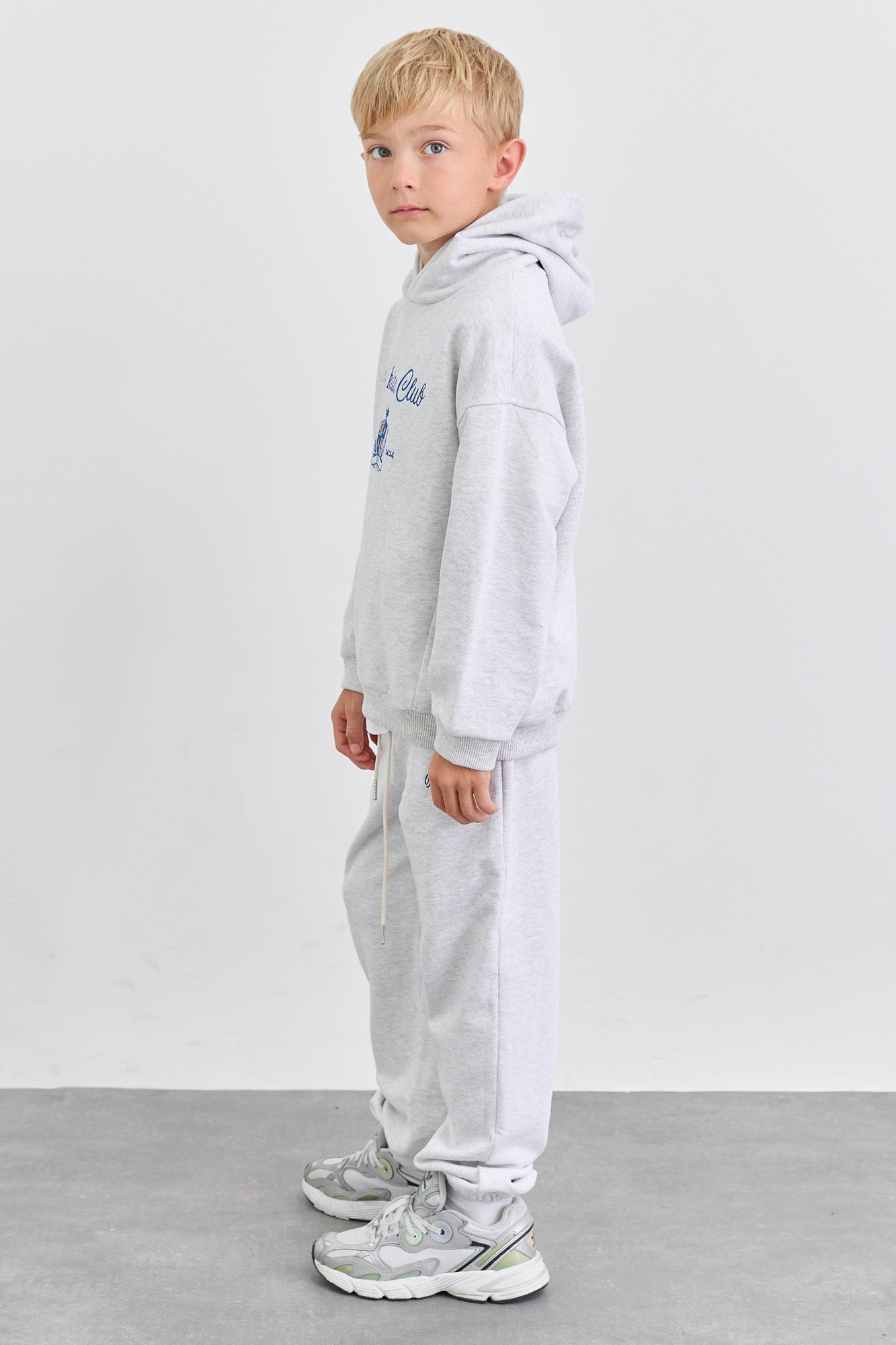 חליפת KIDS CLUB גזרת אוברסייז בשילוב רקמה | אפור