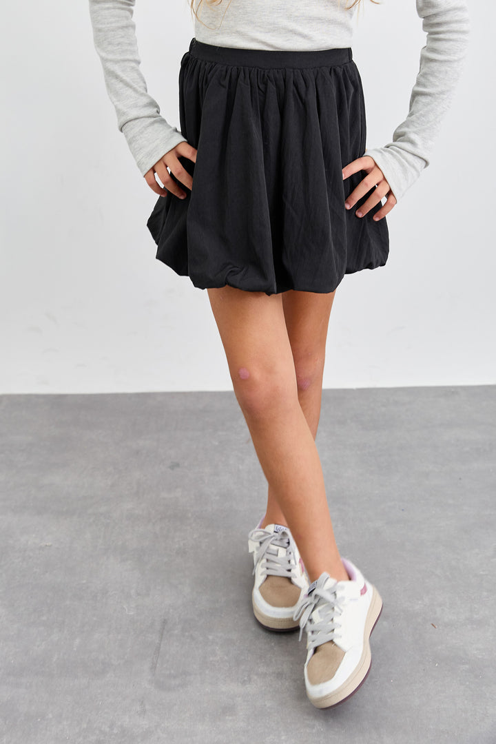 חצאית מיני בגזרת בלון מבד ניילון | שחור