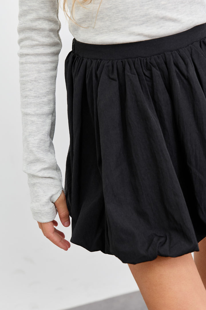 חצאית מיני בגזרת בלון מבד ניילון | שחור