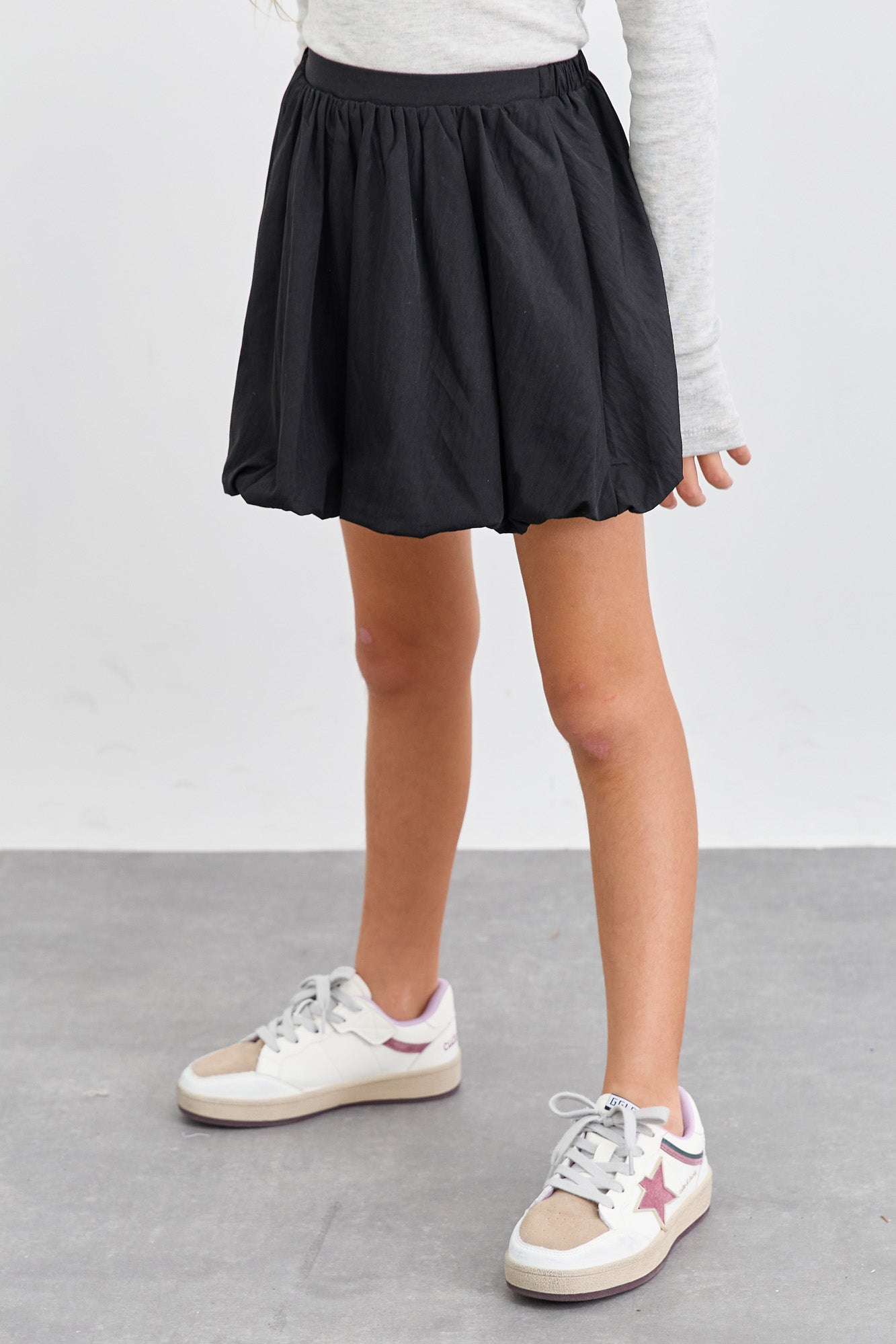 חצאית מיני בגזרת בלון מבד ניילון | שחור