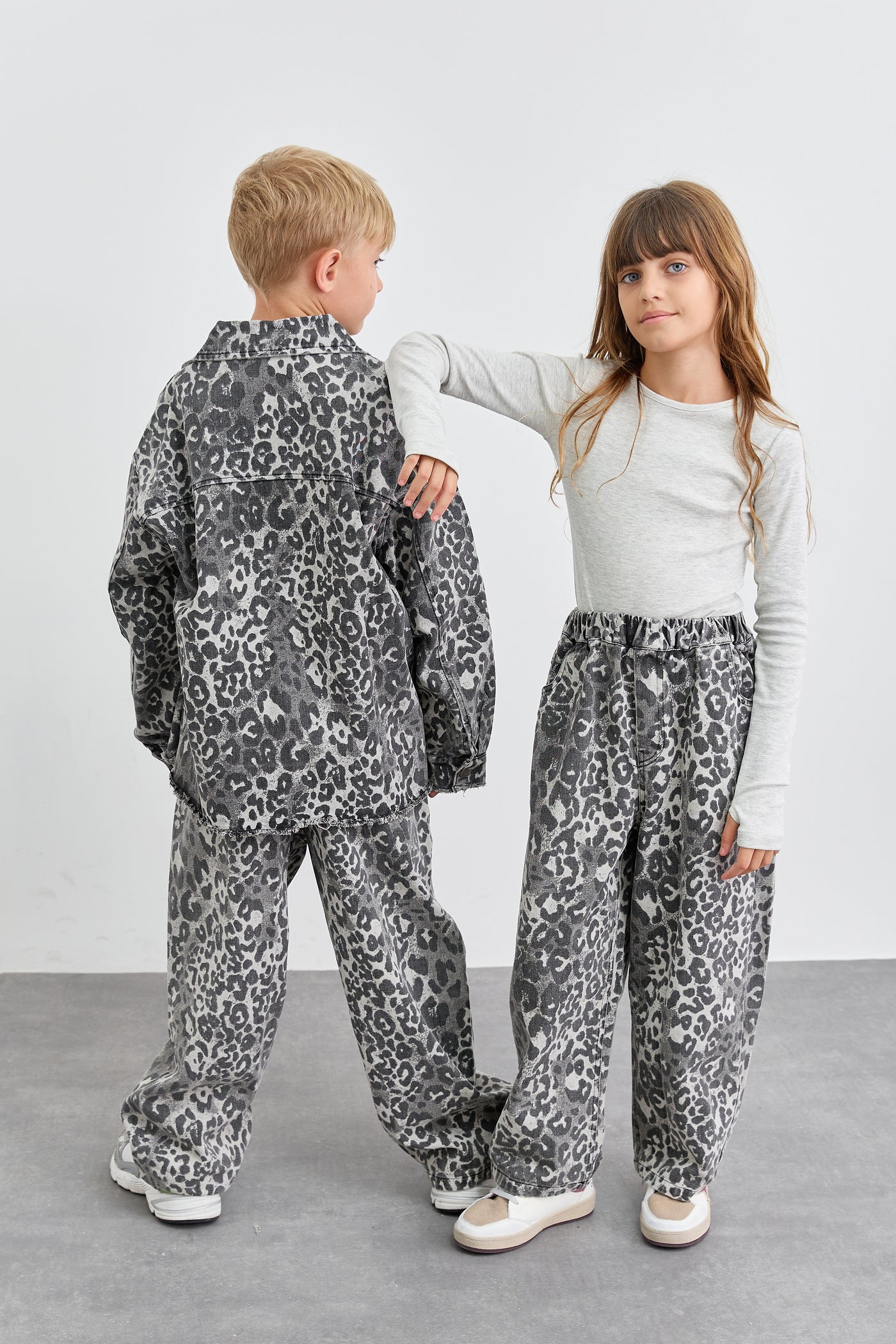 מכנסי דנים גריי לאופרד גומי במותן | מנומר