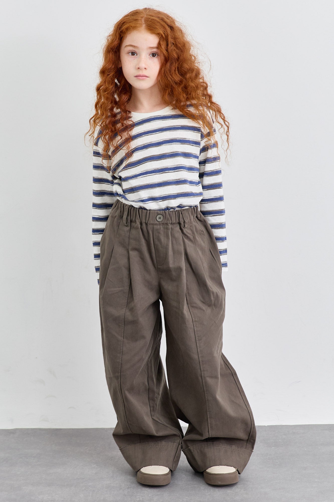 מכנסי דריל בגזרה ישרה וגומי במותן | אפור