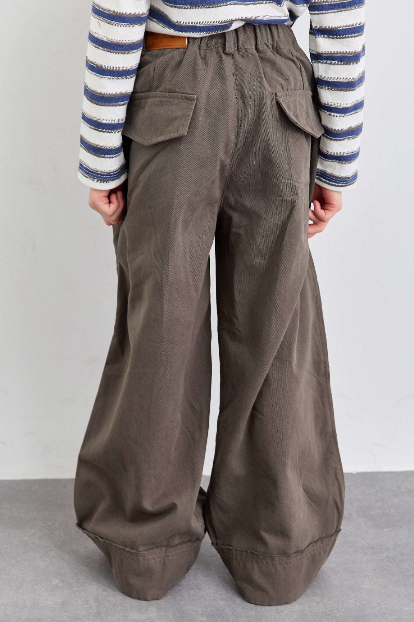 מכנסי דריל בגזרה ישרה וגומי במותן | אפור