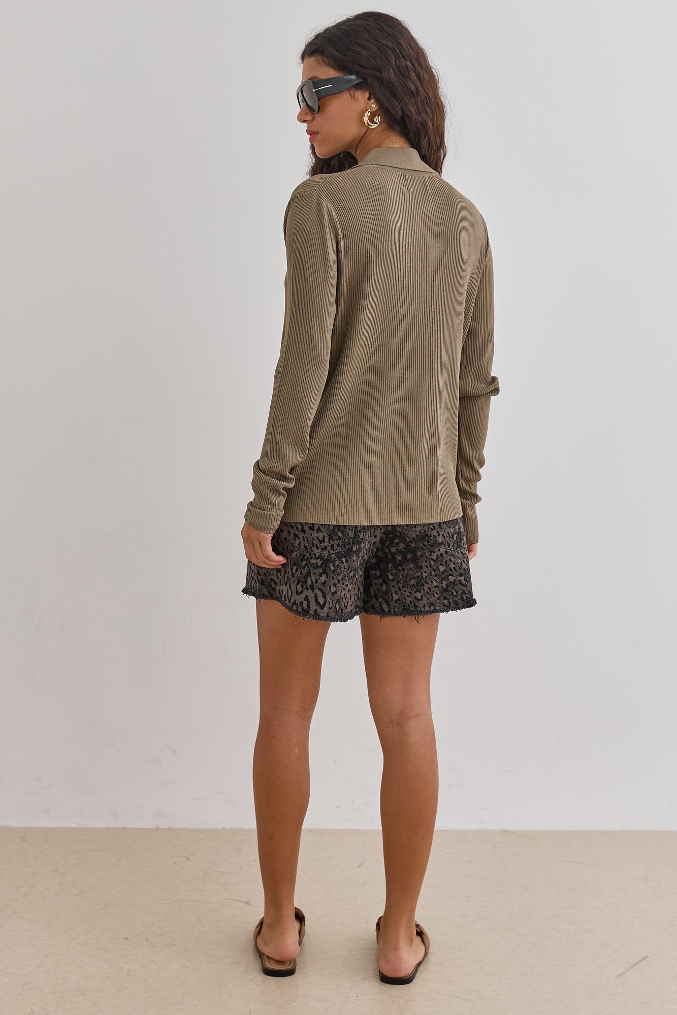 חולצת סריג ריב אנה בשילוב צווארון | ירוק זית