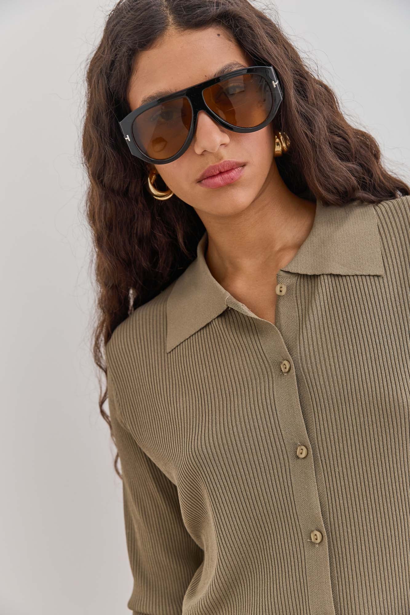 חולצת סריג ריב אנה בשילוב צווארון | ירוק זית