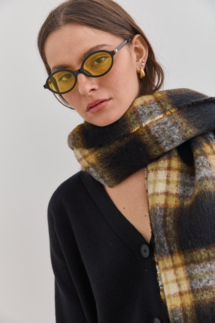 צעיף משבצות גאלה סיומת פרנזים | שחור/צהוב