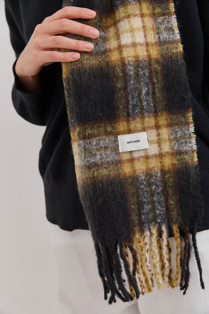 צעיף משבצות גאלה סיומת פרנזים | שחור/צהוב