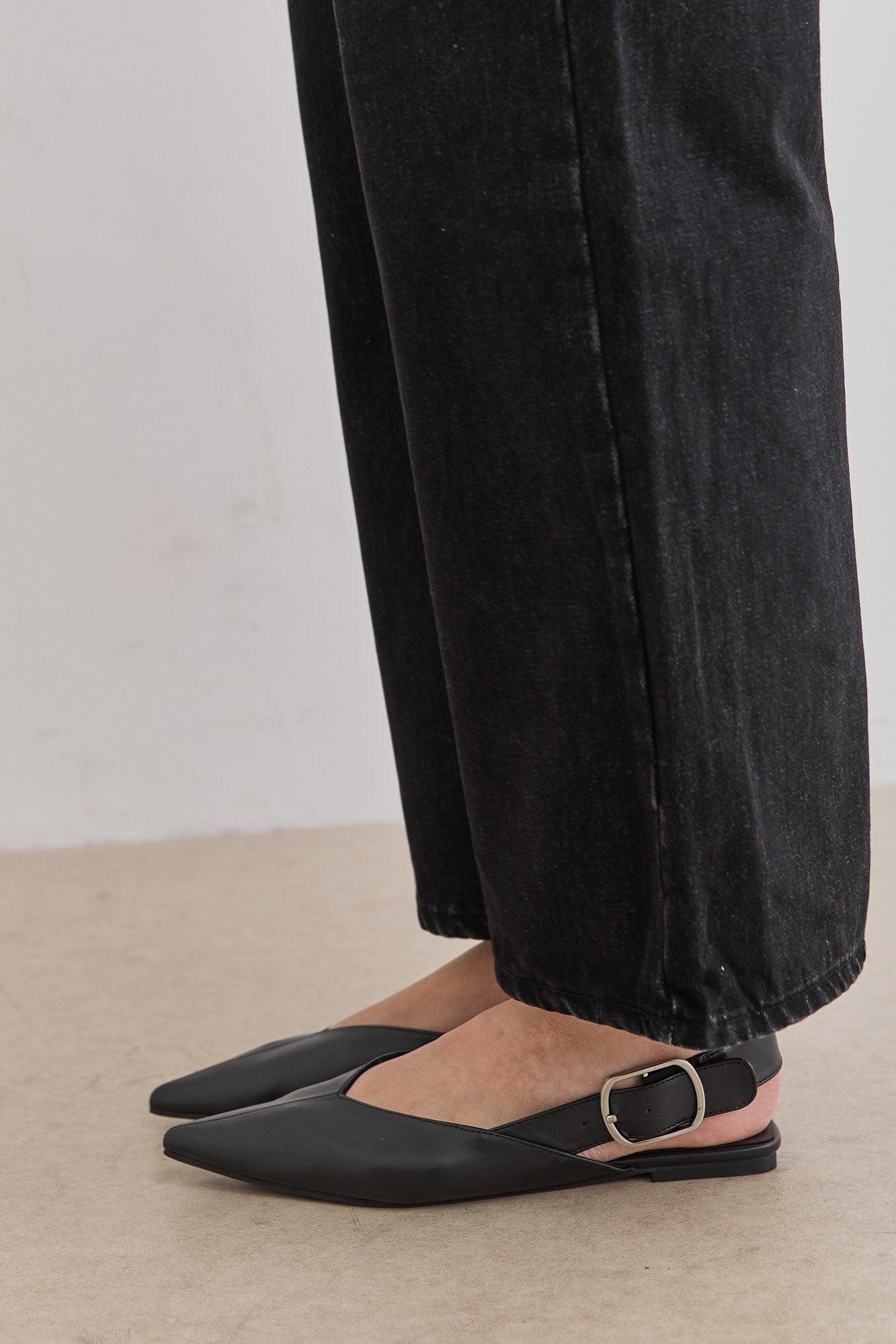 נעלי אלאיה שפיץ אבזם צידי | שחור