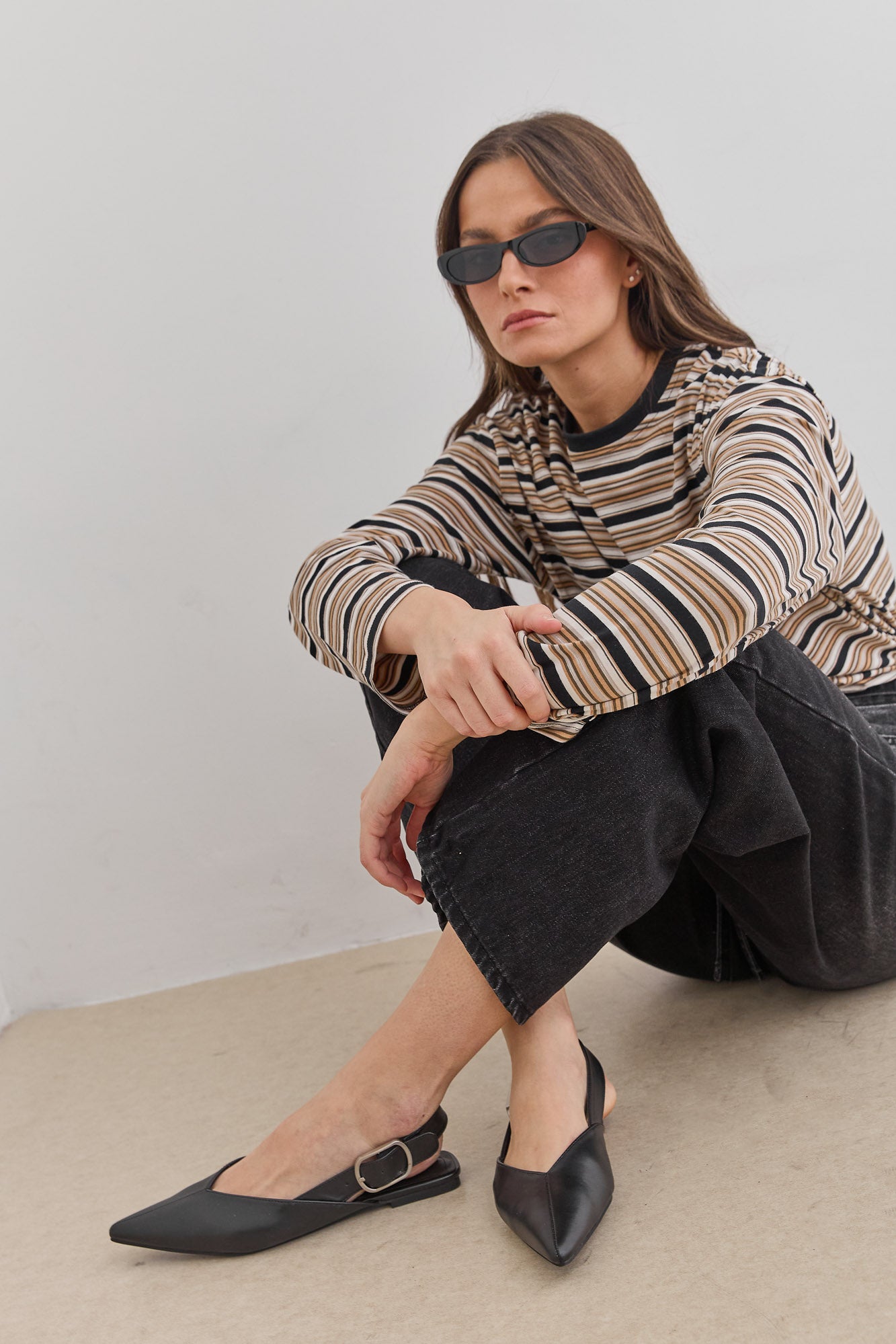 נעלי אלאיה שפיץ אבזם צידי | שחור