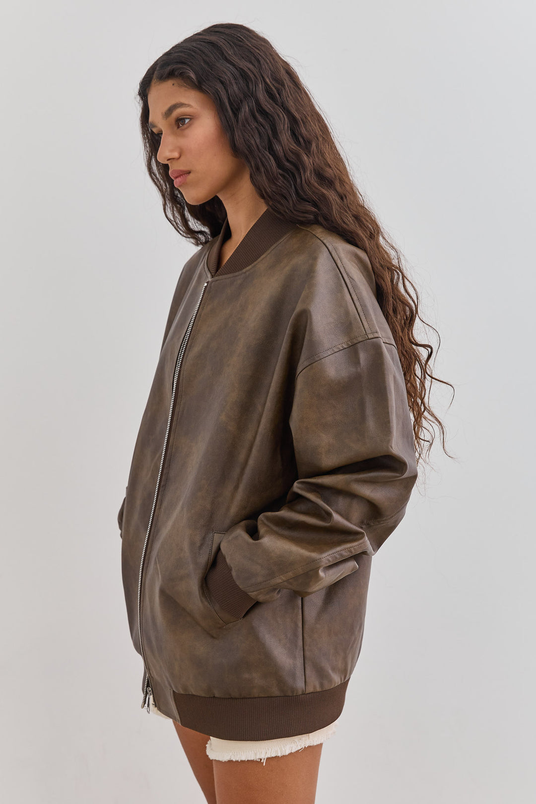 מעיל בומבר דרו דמוי עור משופשף | חום כהה