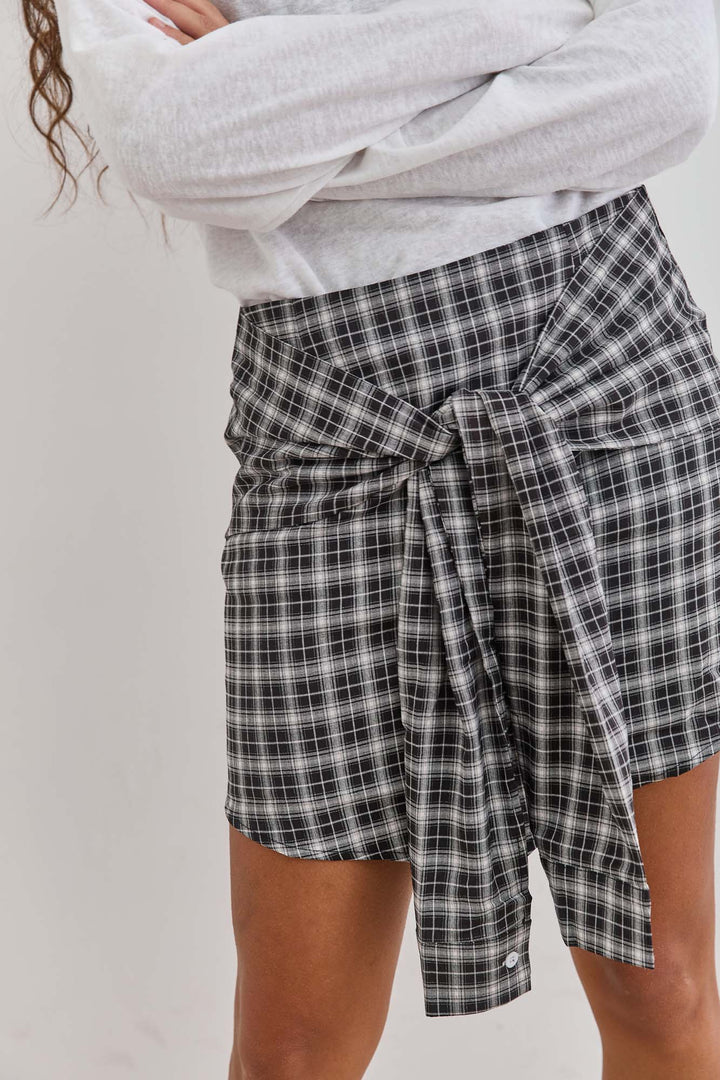 חצאית משבצות רוז קשירה קדמית | שחור/לבן