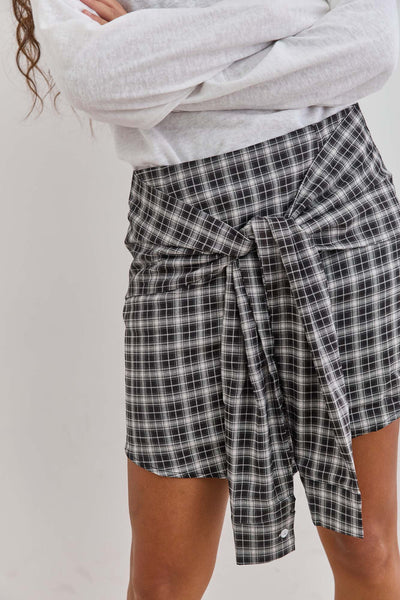 חצאית משבצות רוז קשירה קדמית | שחור/לבן