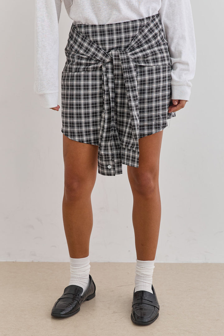 חצאית משבצות רוז קשירה קדמית | שחור/לבן