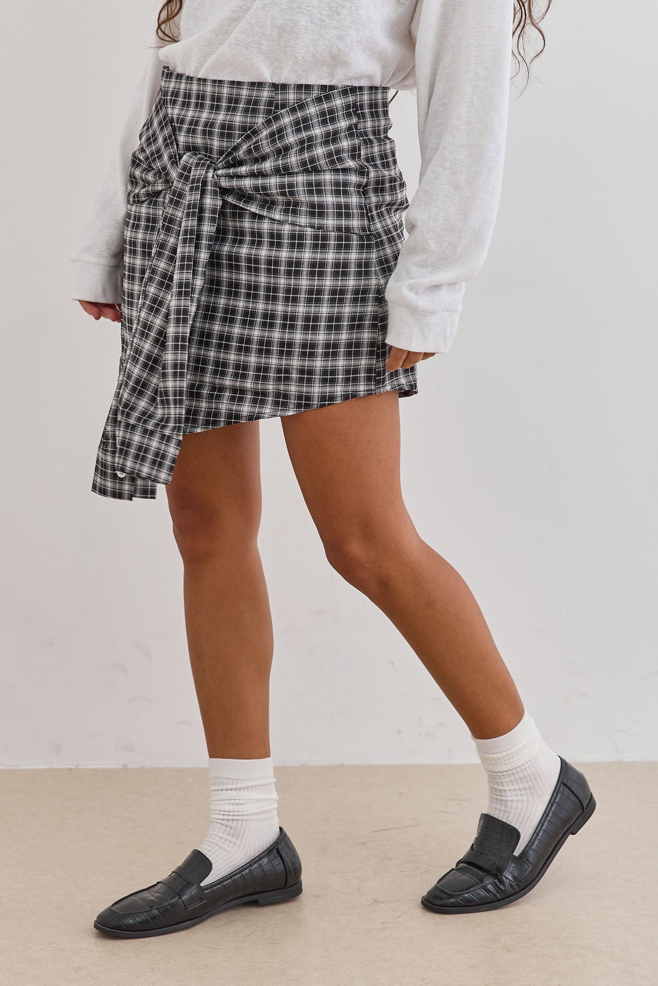 חצאית משבצות רוז קשירה קדמית | שחור/לבן