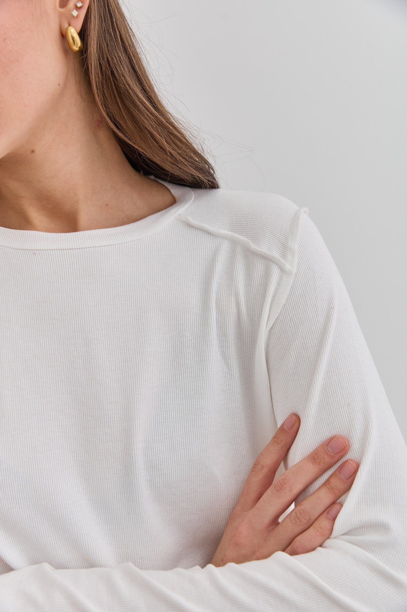 חולצת מילנה תיפורים בולטים | לבן