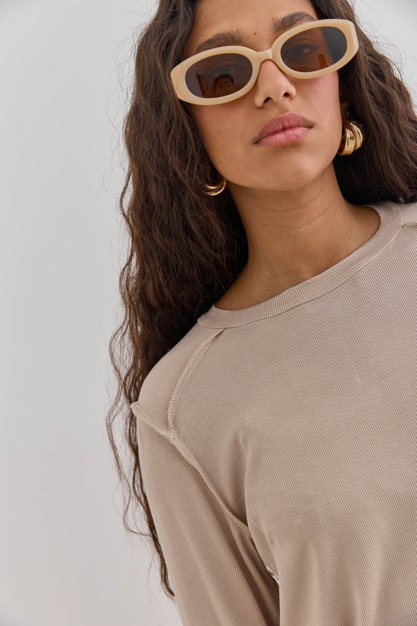 חולצת מילנה תיפורים בולטים | בז'