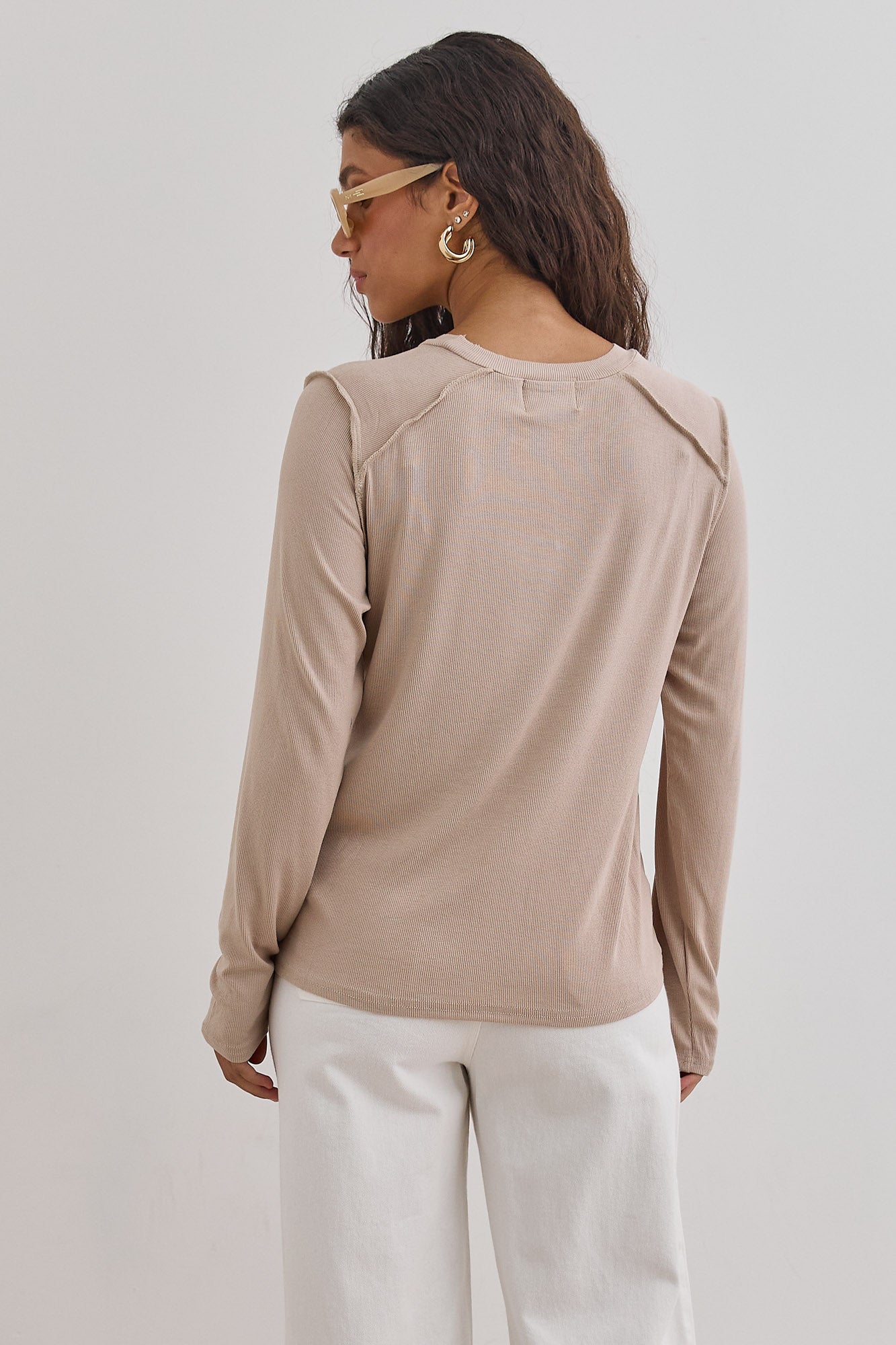 חולצת מילנה תיפורים בולטים | בז'