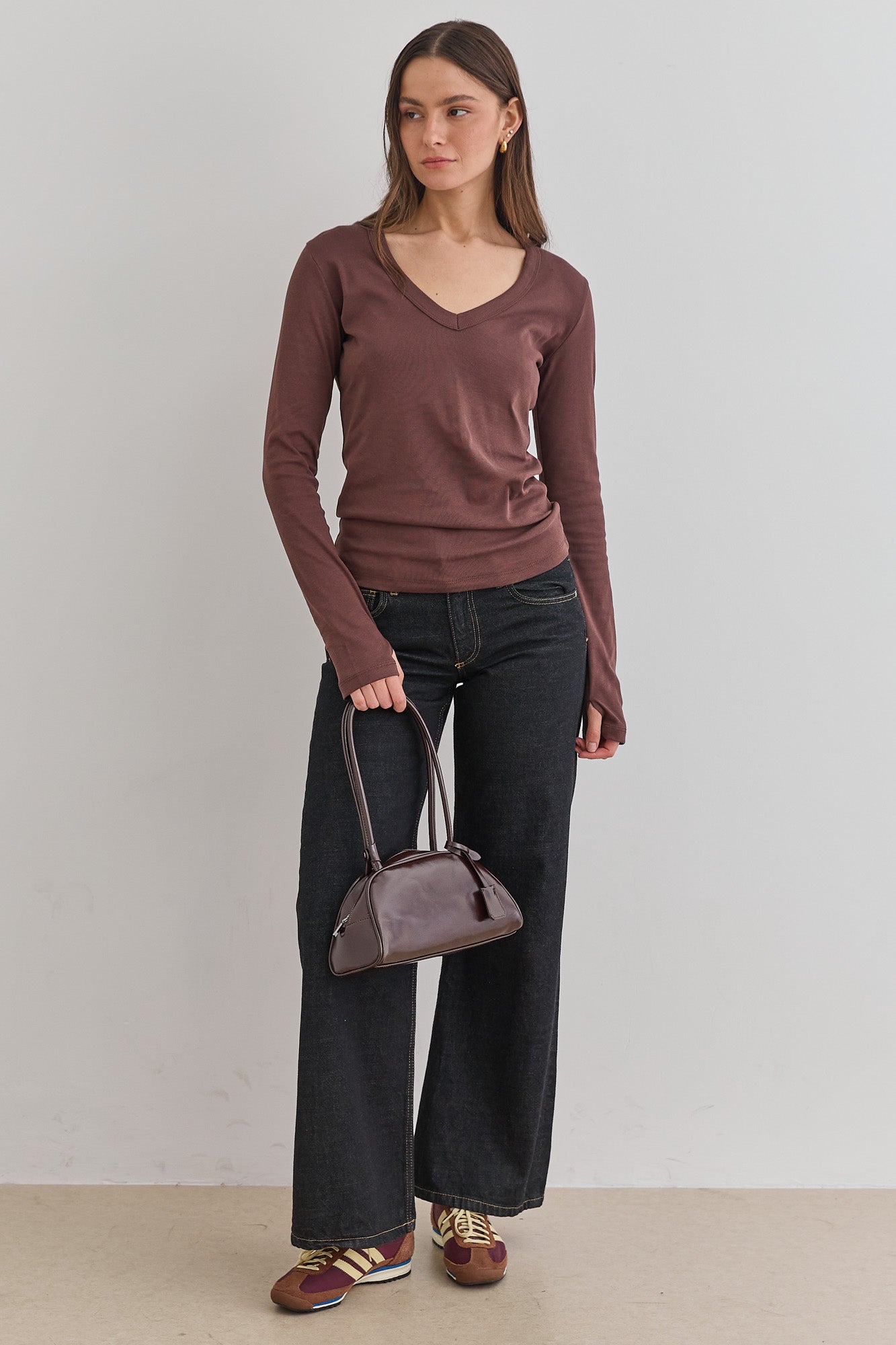 חולצת בייסיק מייגן וי שרוול כפפה | חום כהה