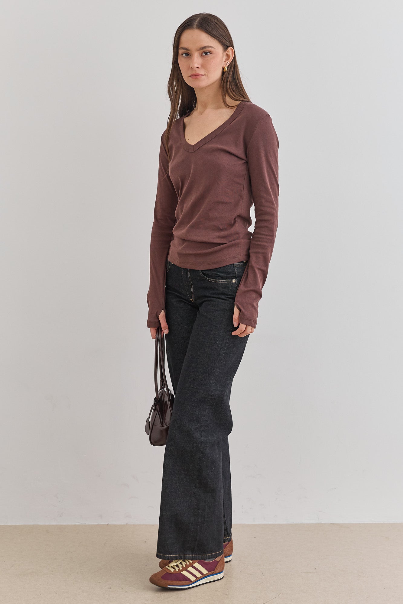 חולצת בייסיק מייגן וי שרוול כפפה | חום כהה