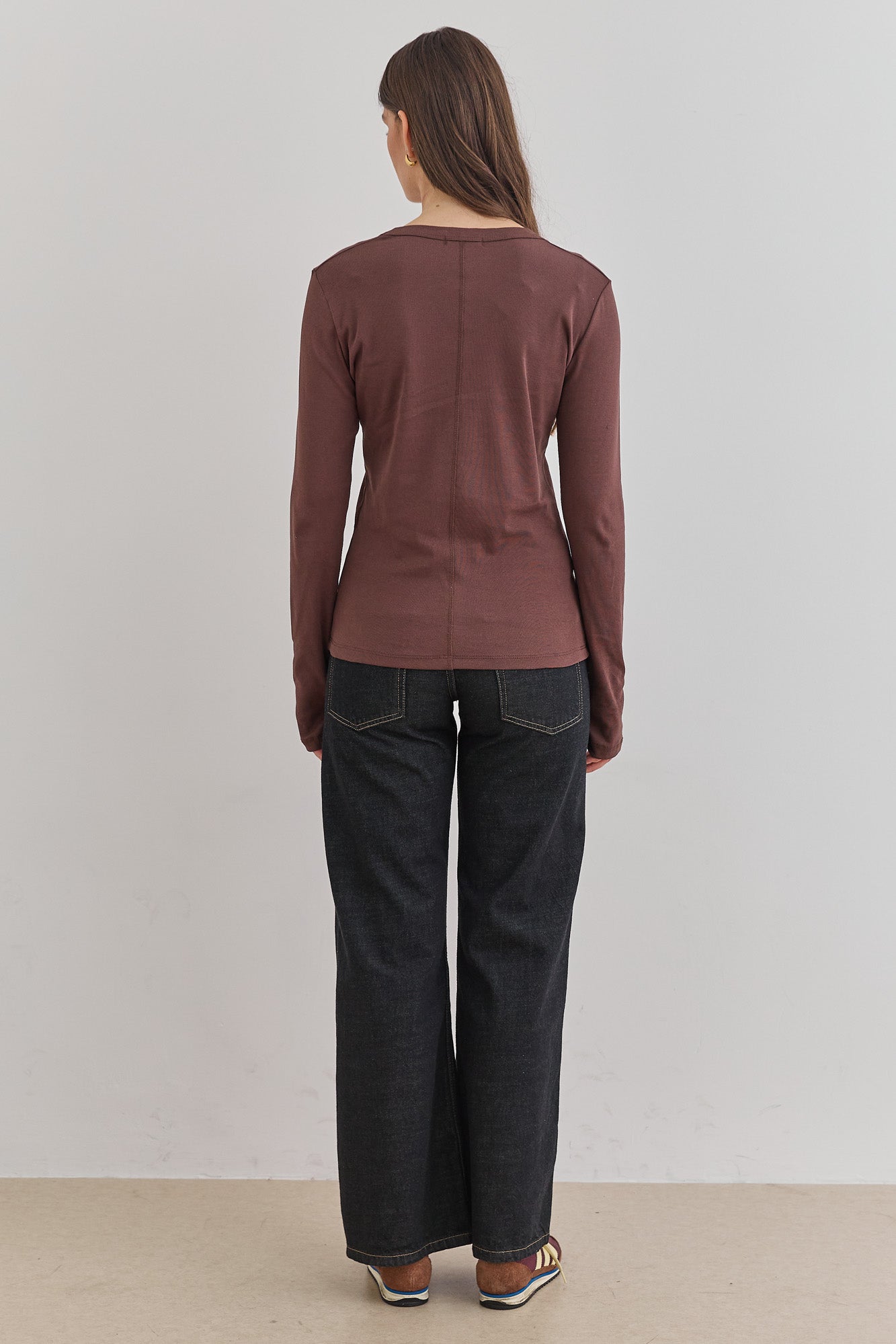 חולצת בייסיק מייגן וי שרוול כפפה | חום כהה