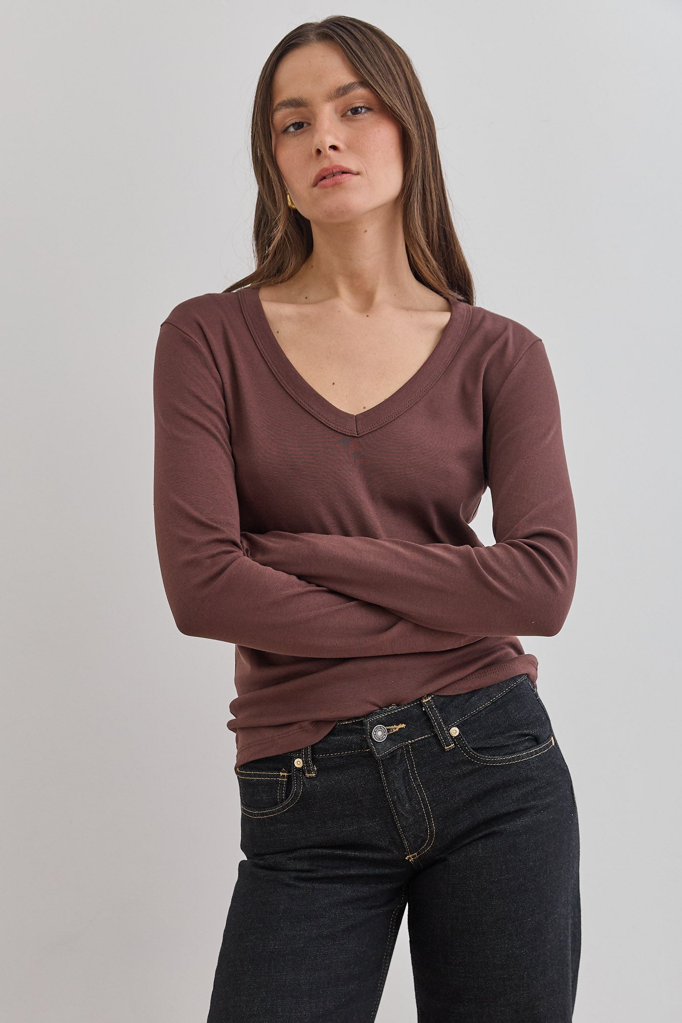חולצת בייסיק מייגן וי שרוול כפפה | חום כהה
