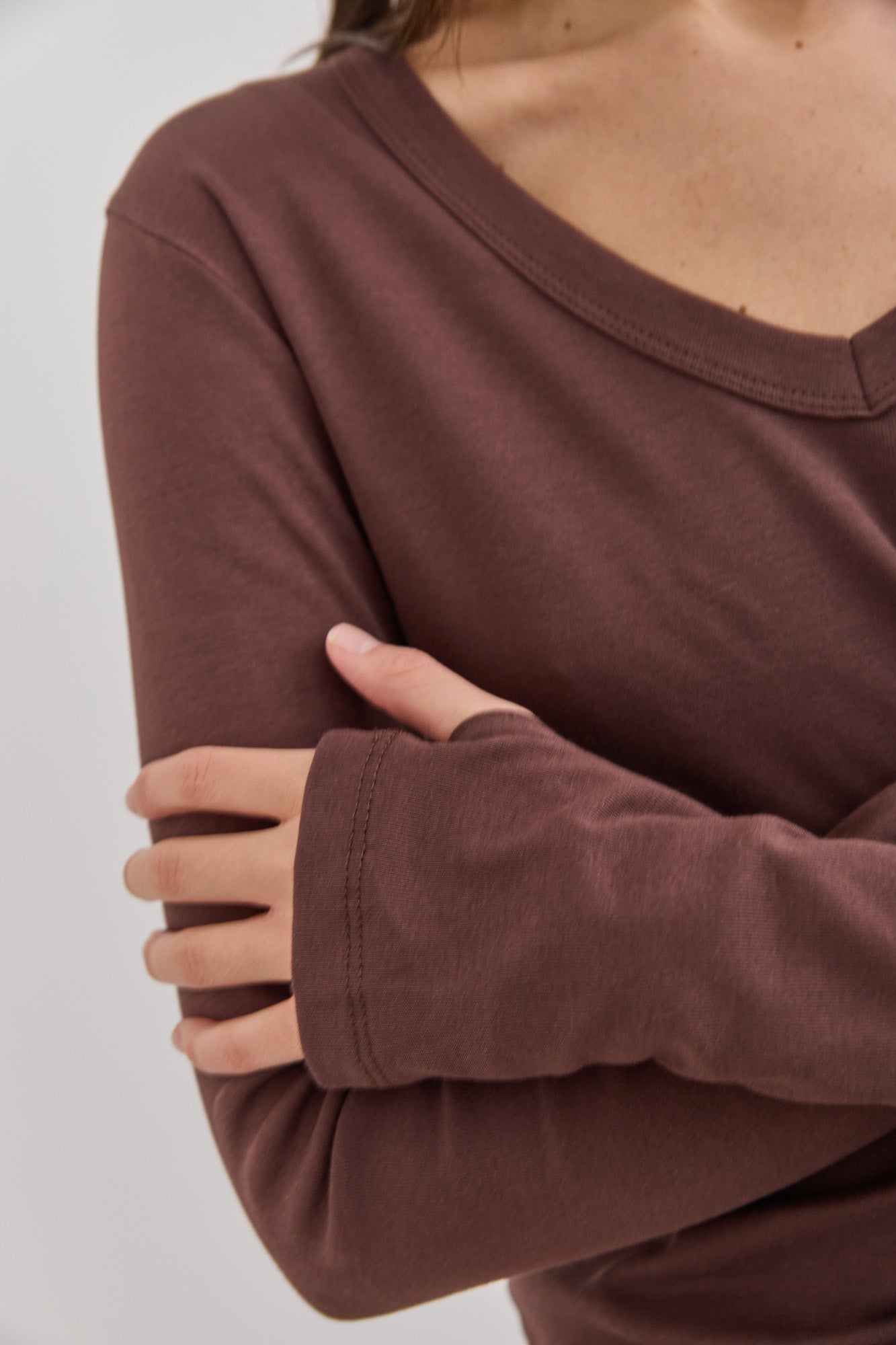 חולצת בייסיק מייגן וי שרוול כפפה | חום כהה