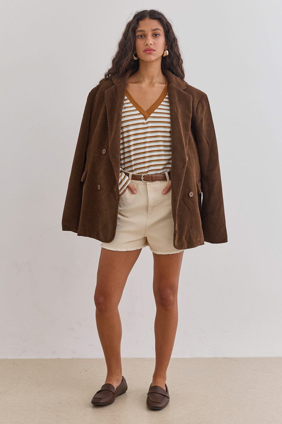 חולצת פסים מלודי מחשוף וי | חום/לבן