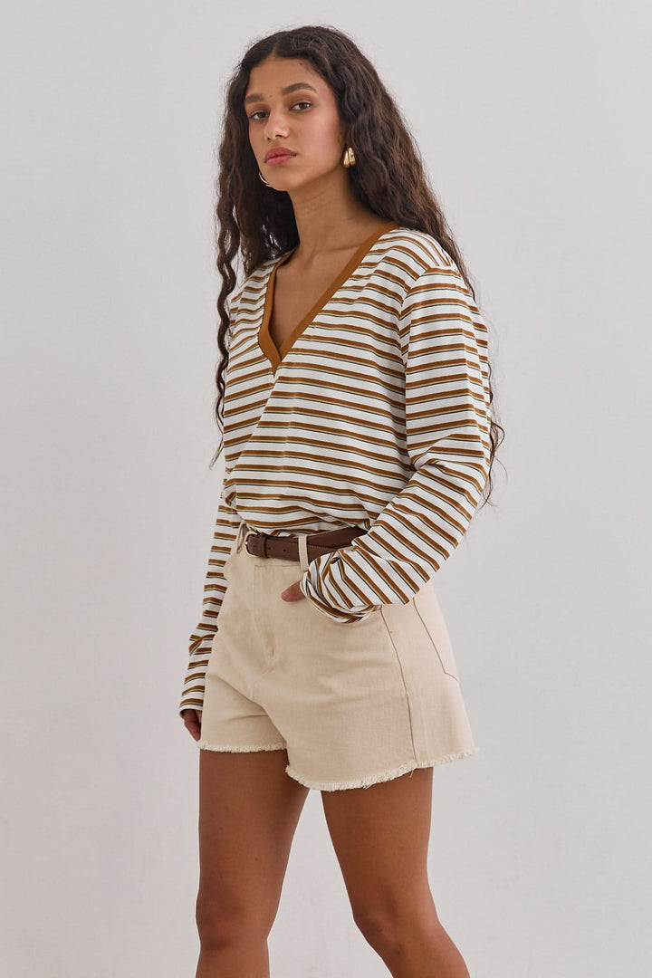 חולצת פסים מלודי מחשוף וי | חום/לבן