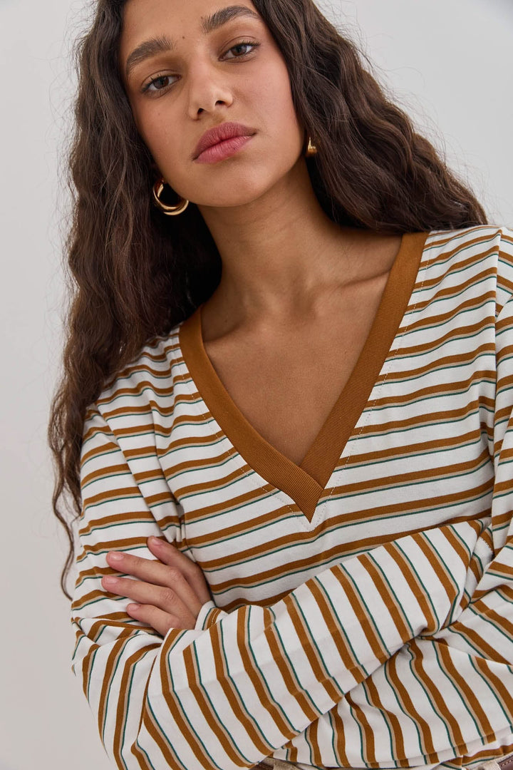 חולצת פסים מלודי מחשוף וי | חום/לבן