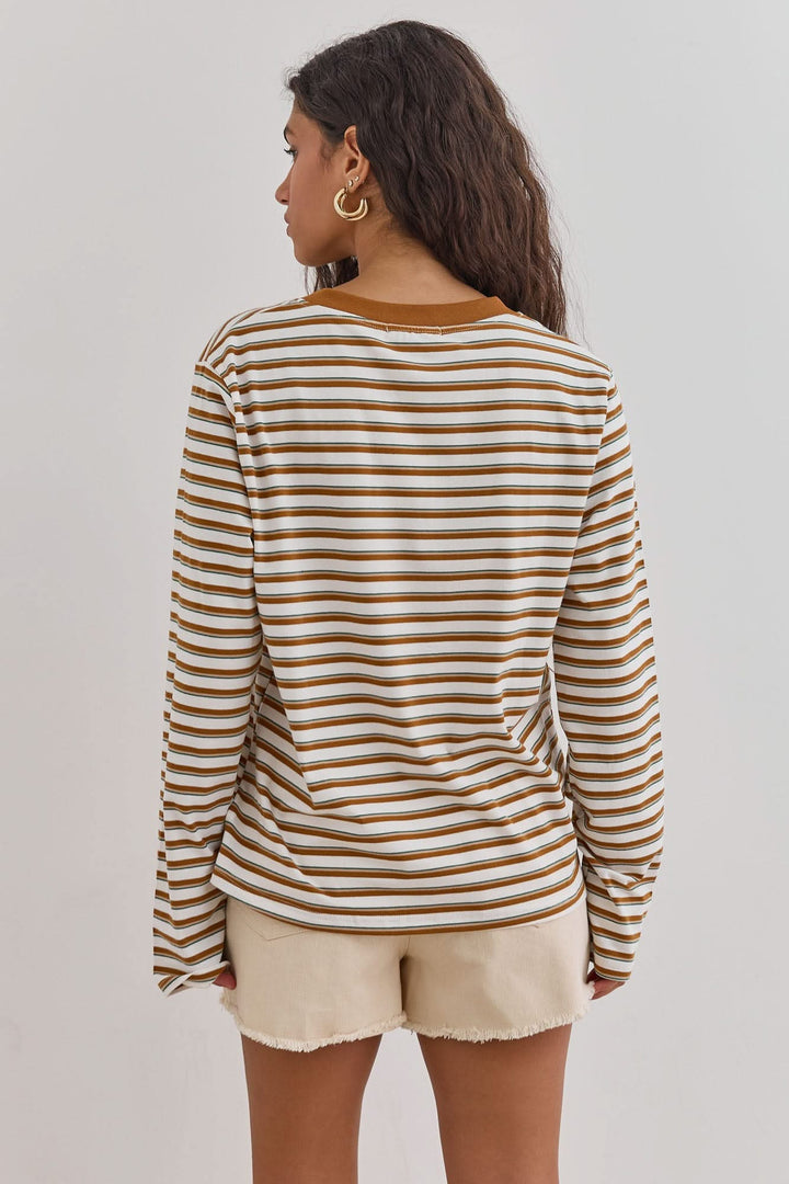חולצת פסים מלודי מחשוף וי | חום/לבן