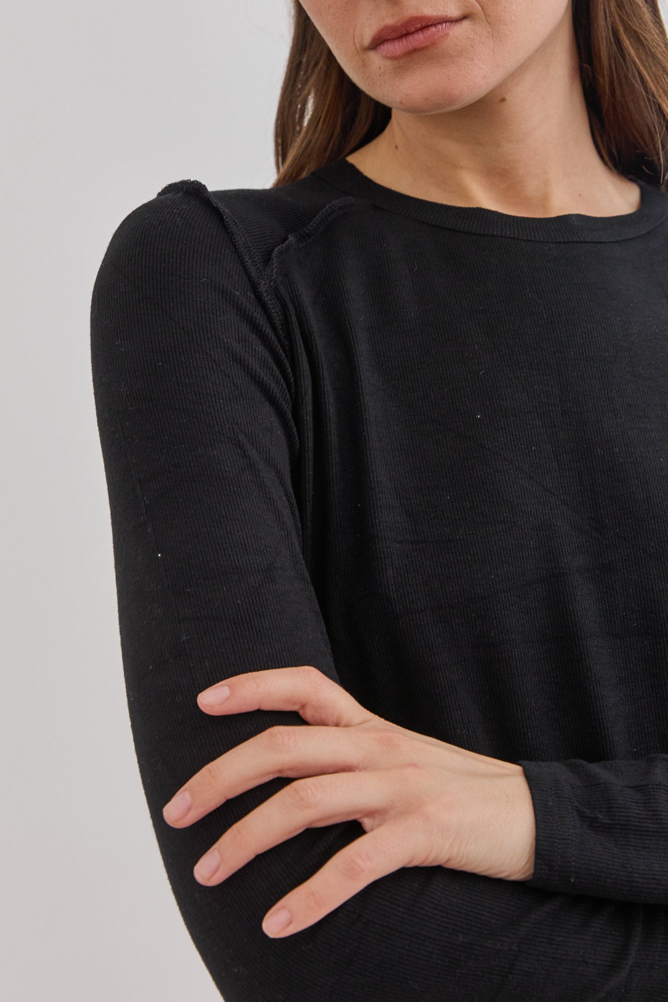 חולצת מילנה תיפורים בולטים | שחור