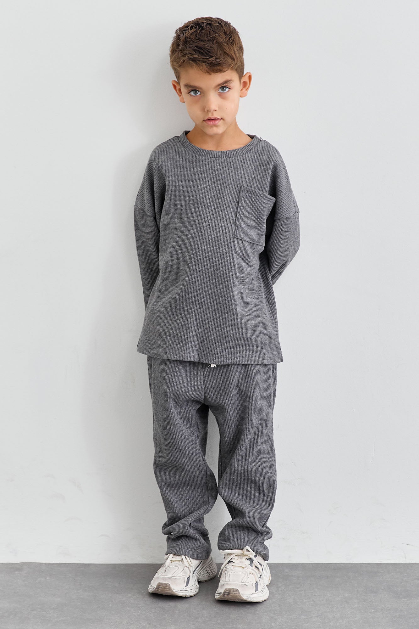 חליפת קים בד וופל בשילוב רקמת לוגו | אפור כהה