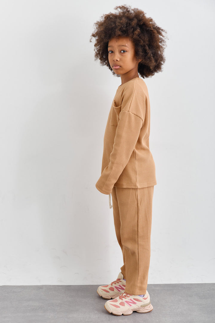 חליפת רוי בד וופל בשילוב רקמת לוגו | חום