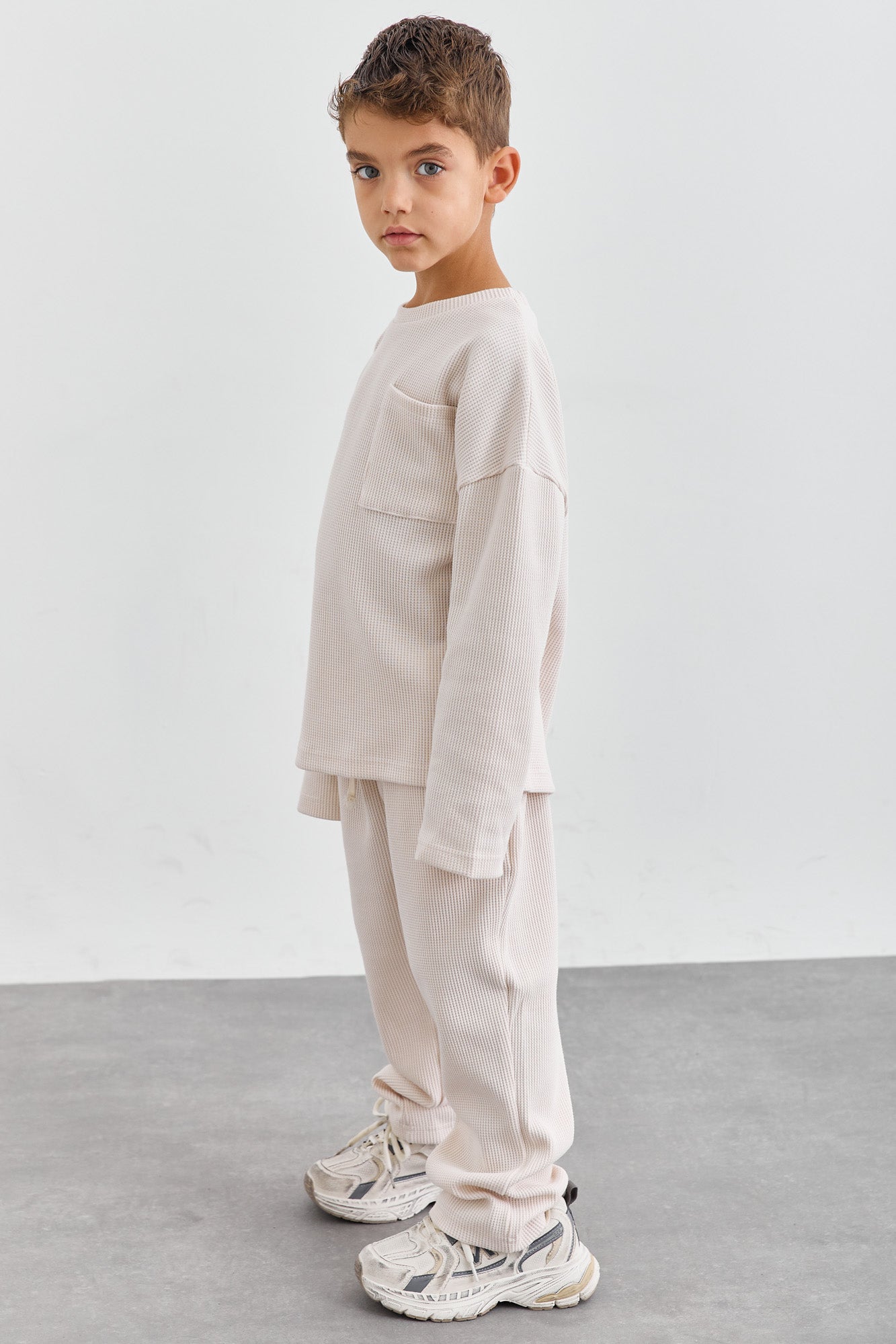 חליפת קים בד וופל בשילוב רקמת לוגו | קרם