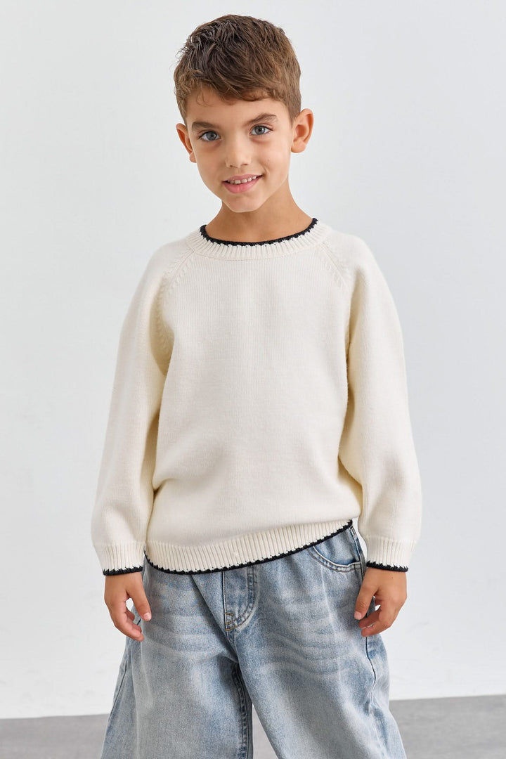 סריג בגזרת אוברסייז בשילוב תיפורים בולטים | קרם