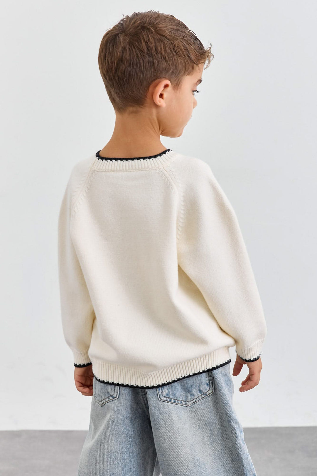 סריג בגזרת אוברסייז בשילוב תיפורים בולטים | קרם