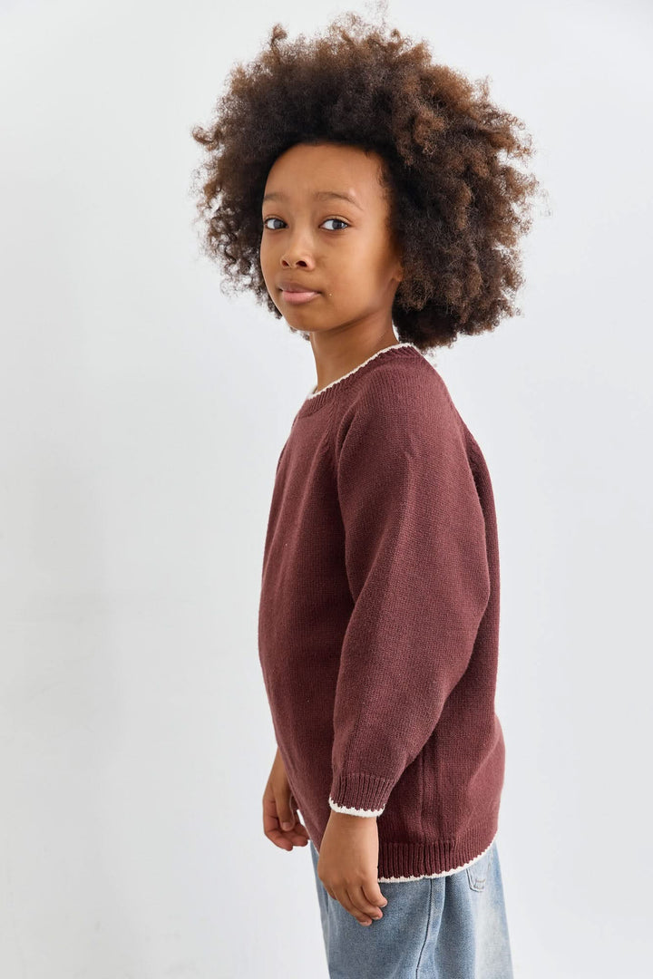 סריג בגזרת אוברסייז בשילוב תיפורים בולטים | חום