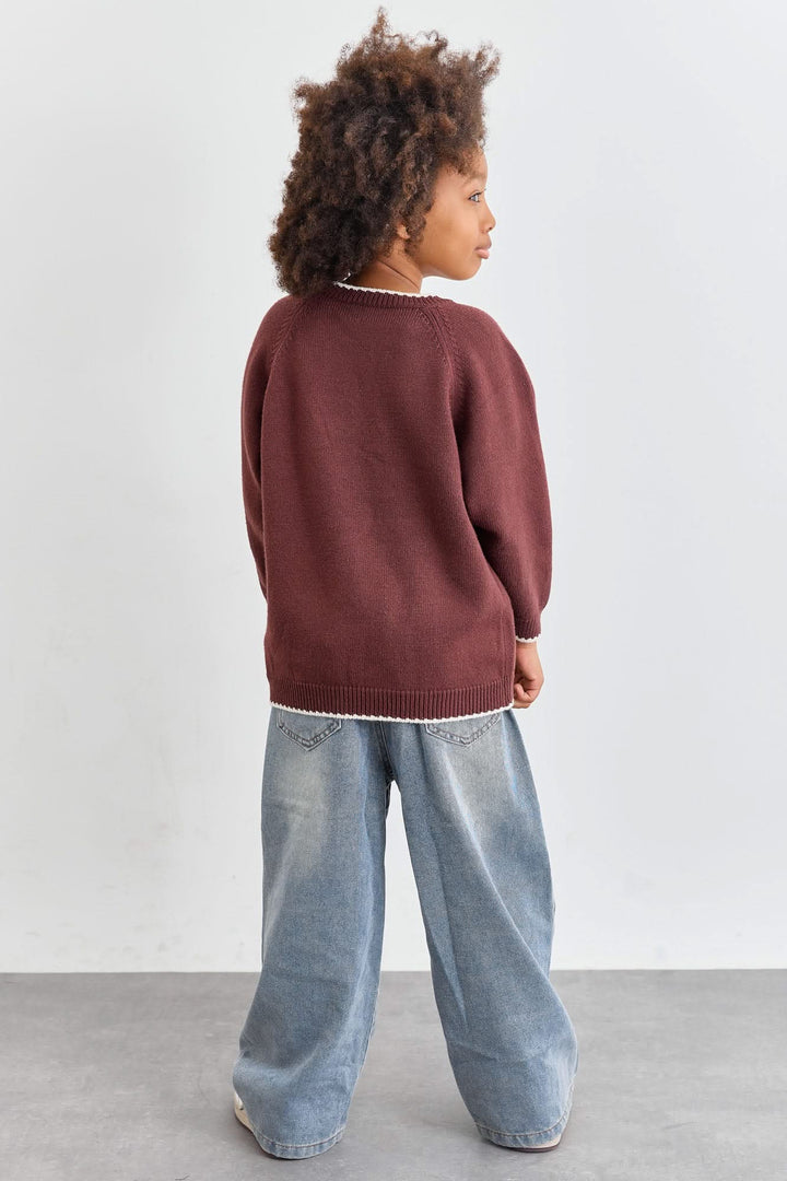 סריג בגזרת אוברסייז בשילוב תיפורים בולטים | חום