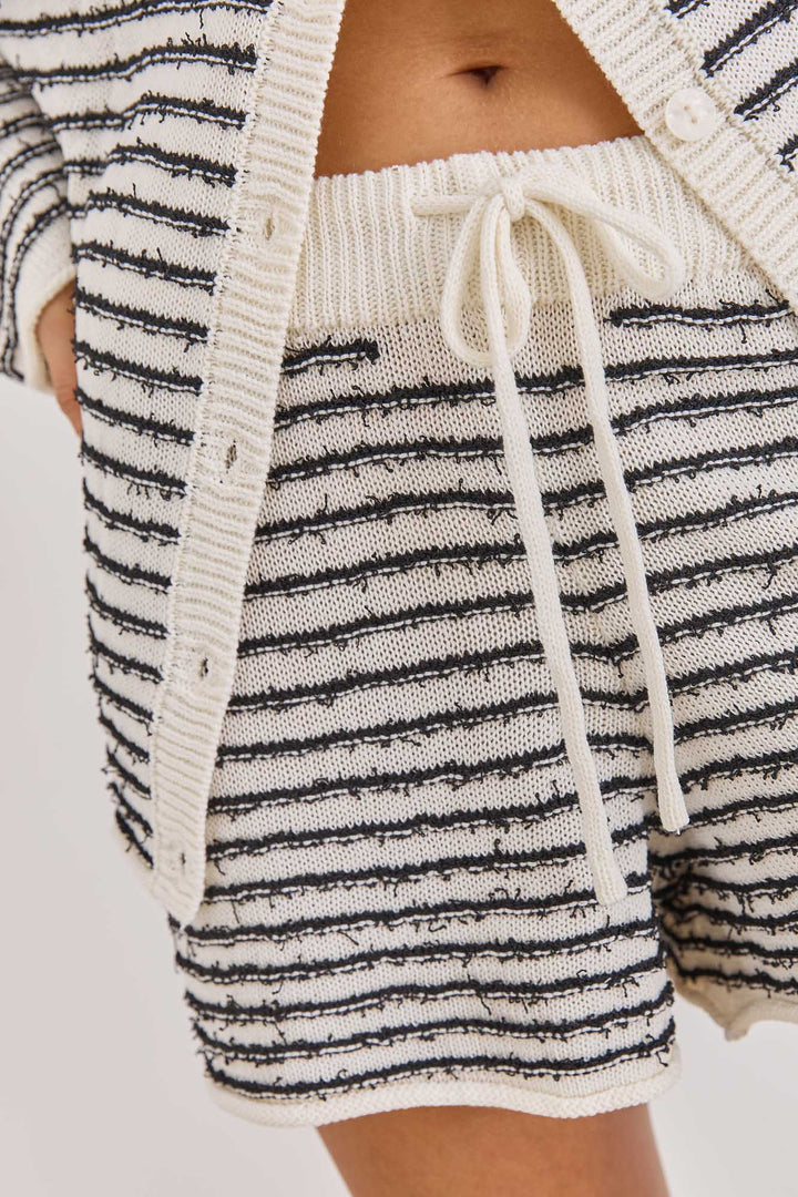 מכנסי סריג אדלין סטרייפס קצרים | קרם/שחור