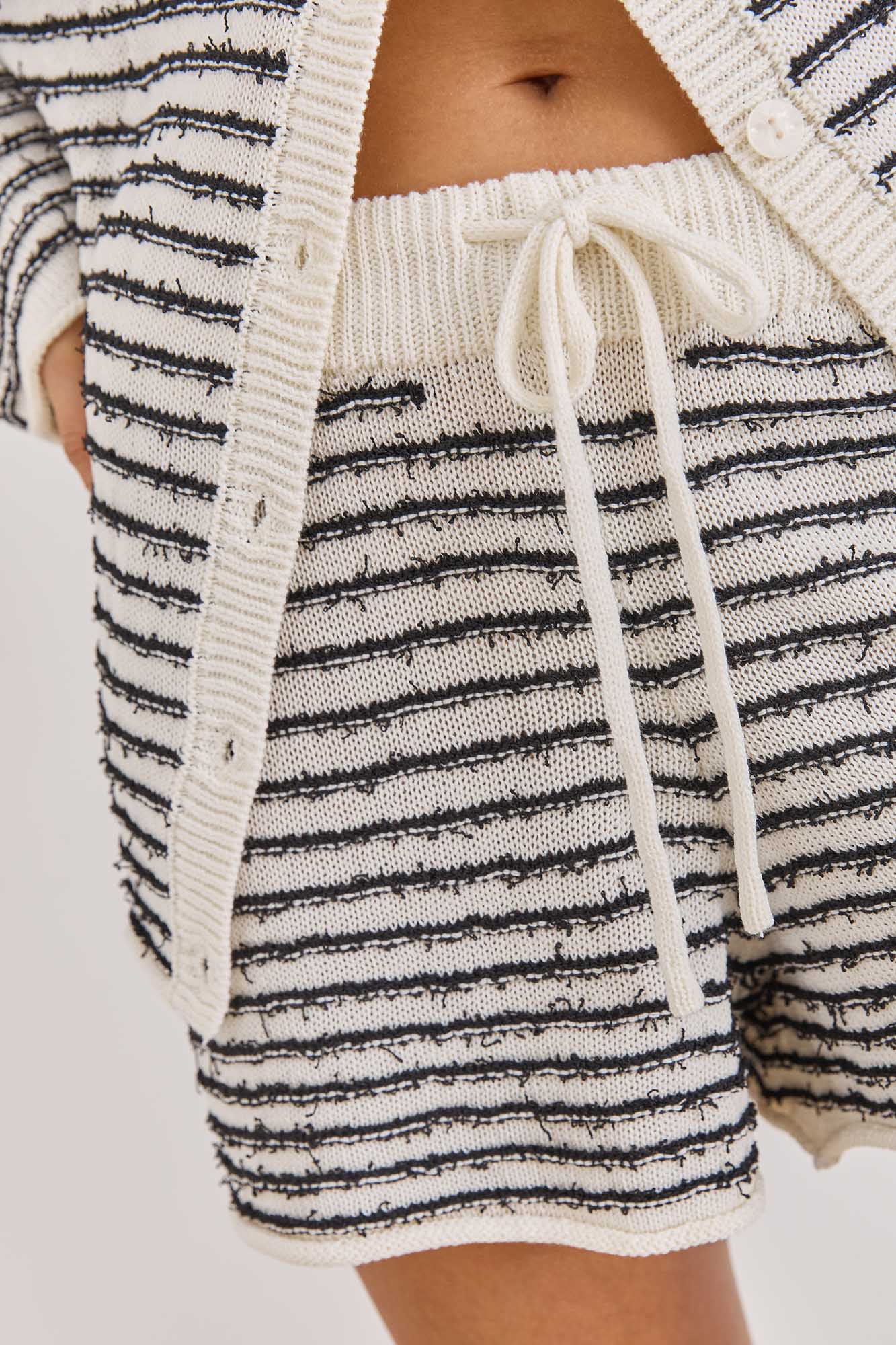 מכנסי סריג אדלין סטרייפס קצרים | קרם/שחור