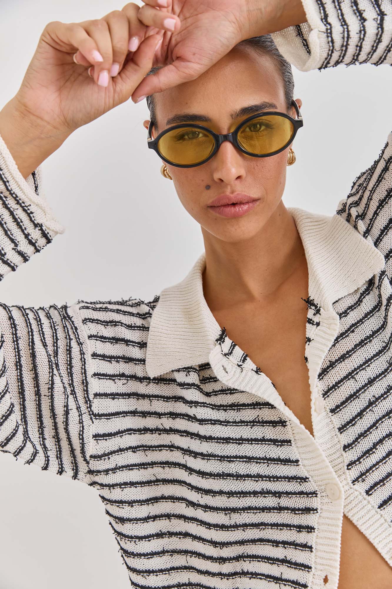 סריג כפתורים אדלין סטרייפס בשילוב צווארון | קרם/שחור