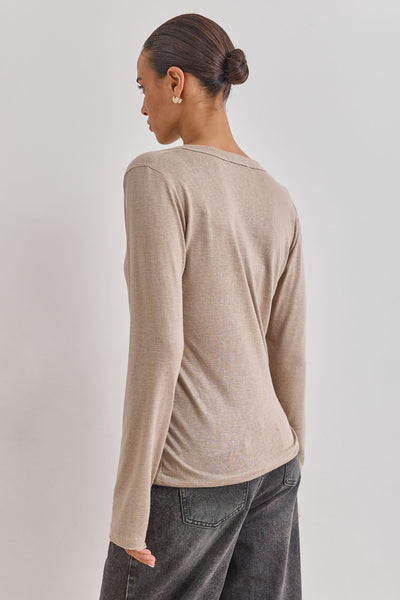 טי שירט זואי דמוי פשתן שרוול כפפה סיומת פרומה | בז'