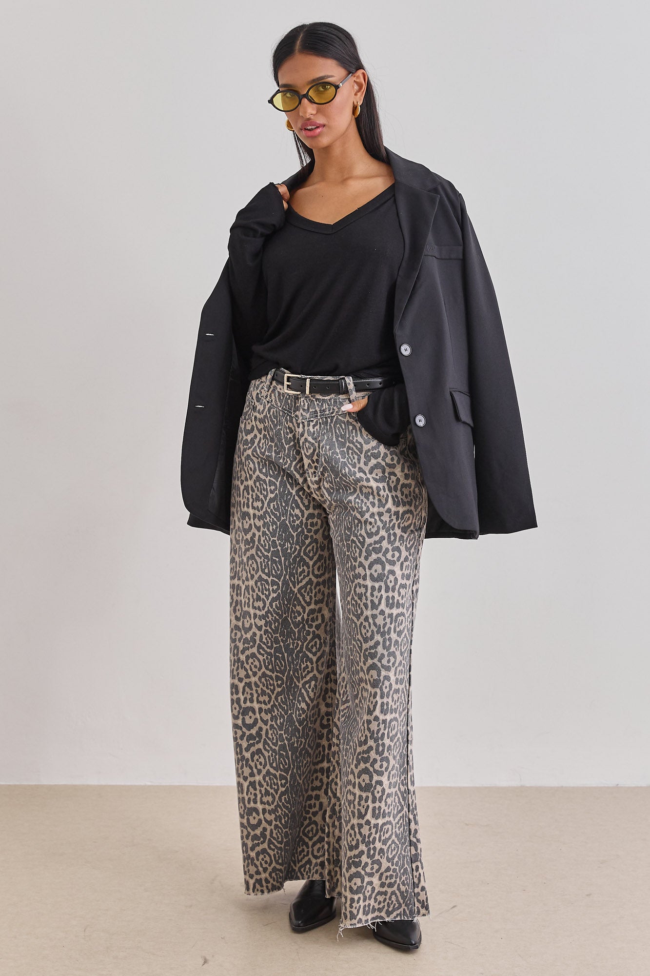 טי שירט זואי דמוי פשתן שרוול כפפה סיומת פרומה | שחור