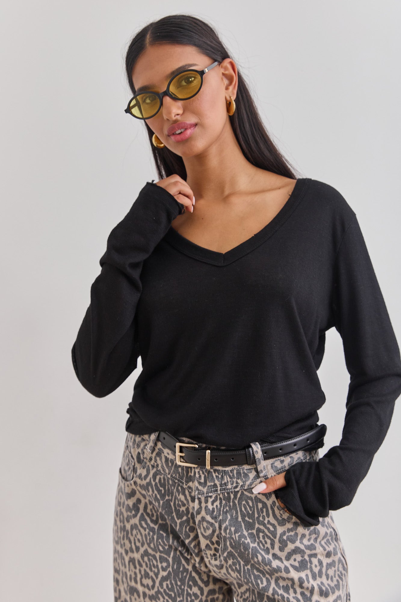 טי שירט זואי דמוי פשתן שרוול כפפה סיומת פרומה | שחור