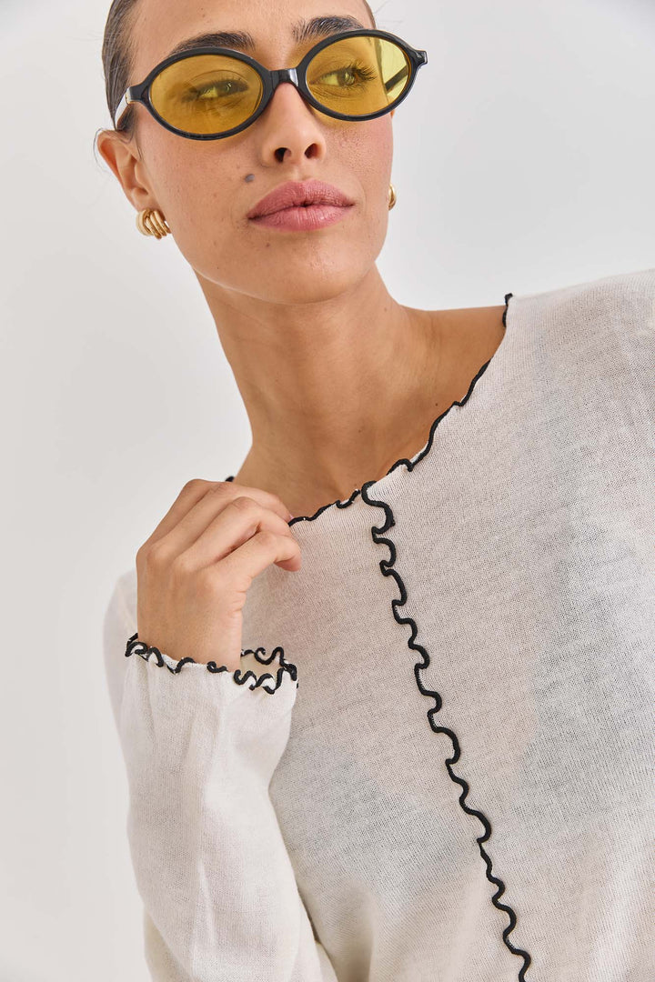 חולצת מדלן עם תיפורים בולטים | לבן/שחור