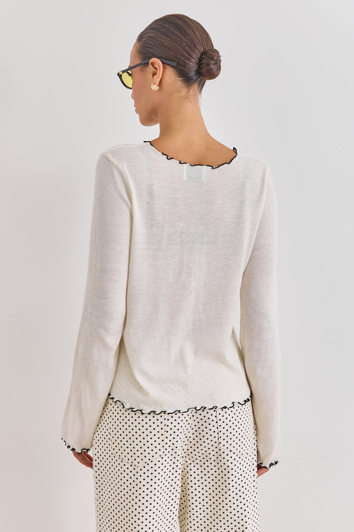 חולצת מדלן עם תיפורים בולטים | לבן/שחור