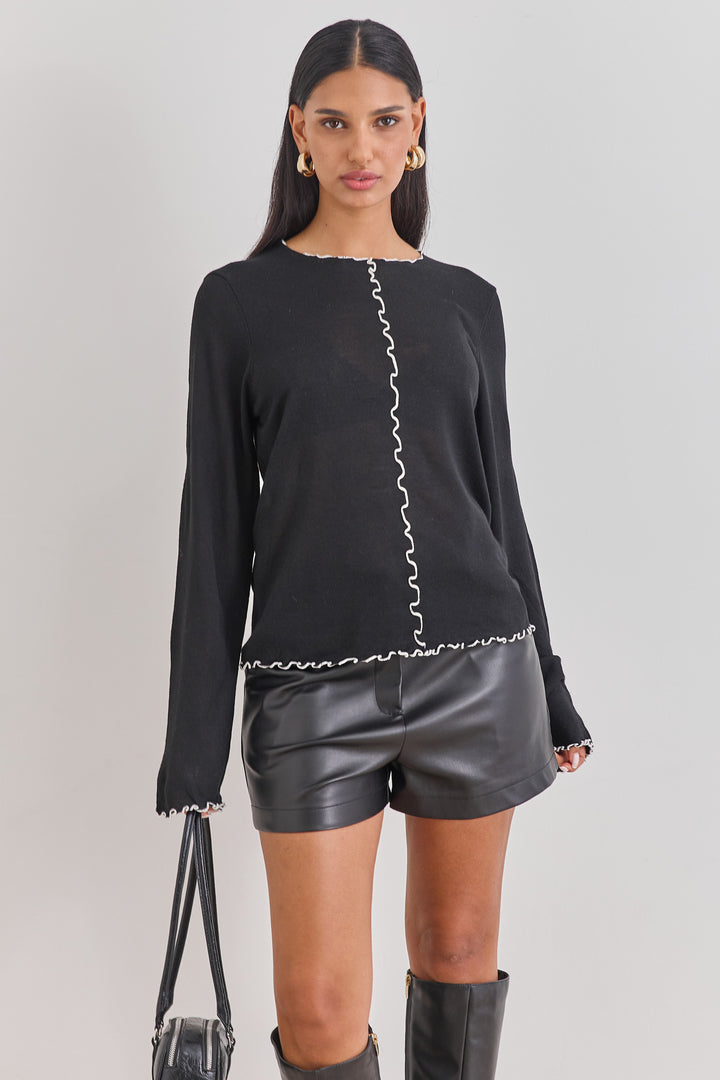 חולצת מדלן עם תיפורים בולטים | שחור/לבן