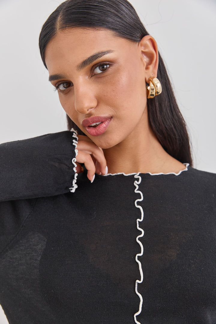 חולצת מדלן עם תיפורים בולטים | שחור/לבן