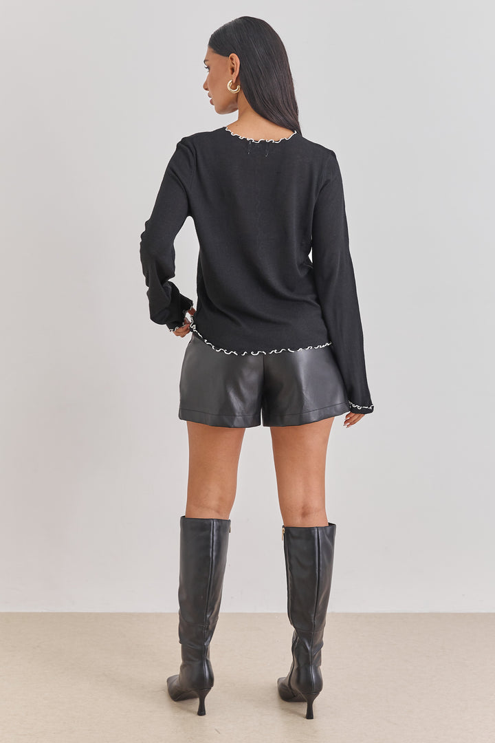 חולצת מדלן עם תיפורים בולטים | שחור/לבן